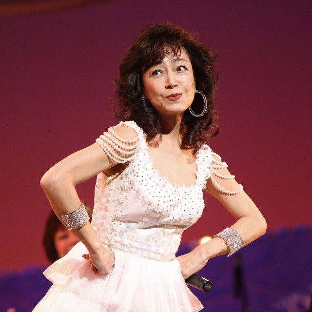 アイドル時代と変わらぬ衣装で登場した柏原芳恵＝2011年