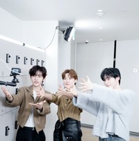 「TEO」MCのチャン・ドヨン（中央）と記念ショットを撮ったジャン・ハオ（左）とソン・ハンビン（出典：teo.universe）