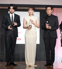 ベストドレッサー賞を受賞した（左から）赤楚衛二、川口春奈、日本代表の前監督栗山英樹氏=2023年