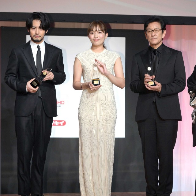 ベストドレッサー賞を受賞した（左から）赤楚衛二、川口春奈、日本代表の前監督栗山英樹氏=2023年