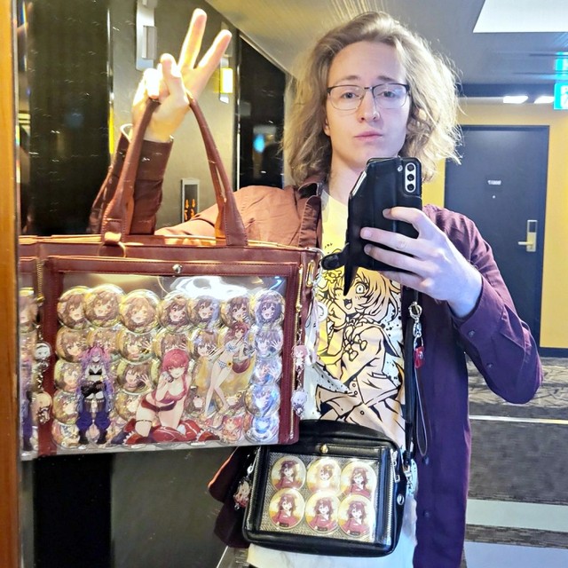 ホロライブのグッズを手にパシャリ！日本を満喫したサムさん（画像提供：サムさん）