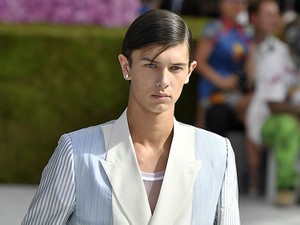 王子、東京のランウェイを歩く　「自分の分は自分で稼ぐ」デンマーク王室の姿