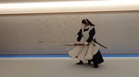 メイド服で大太刀を華麗に使いこなすまーこさん（提供：まーこさん）