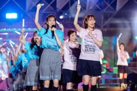 　合同でステージに立ちパフォーマンスする櫻坂４６と日向坂４６＝富士急ハイランドコニファーフォレスト（Ｃ）上山陽介