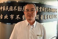 台湾にある建設業界の団体「中華民国不動産開発商業同業公会全国聯合会」の張興邦・副秘書長＝台北市、石田耕一郎撮影