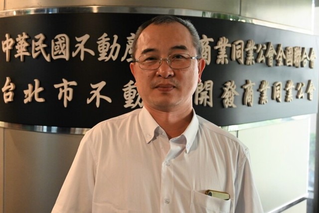 台湾にある建設業界の団体「中華民国不動産開発商業同業公会全国聯合会」の張興邦・副秘書長＝台北市、石田耕一郎撮影