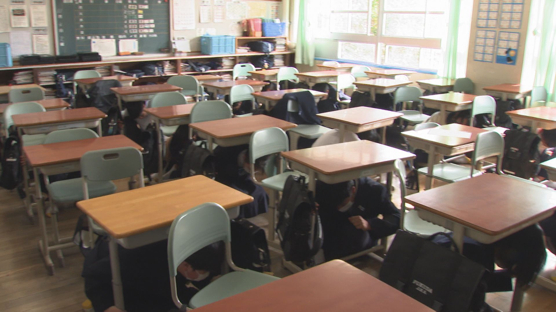地域連携で命を守る 中学生と園児が合同で地震・津波避難訓練(1