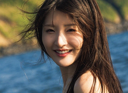 原つむぎ写真集『Bloom』（撮影：TOYO　©ワニブックス）