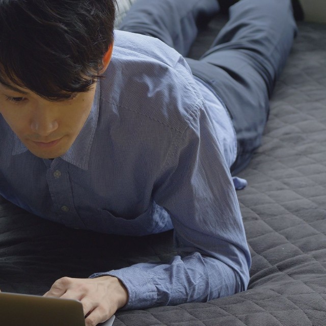 生活空間は最小限　※この画像はイメージです（naka/stock.adobe.com）