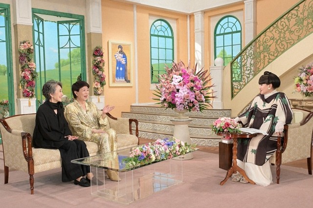 黒柳徹子さん（右）とトークを繰り広げる美川憲一さんと安奈淳さん