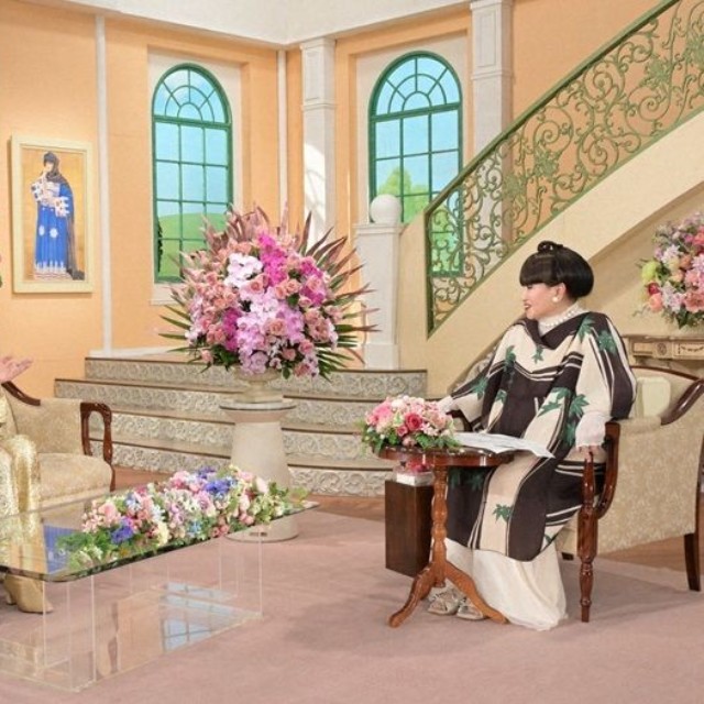 黒柳徹子さん（右）とトークを繰り広げる美川憲一さんと安奈淳さん