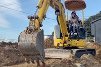 バックホーを乗りこなす姿がYouTubeで話題に（YouTube「ひろちゃん農園」よりスクリーンショット）