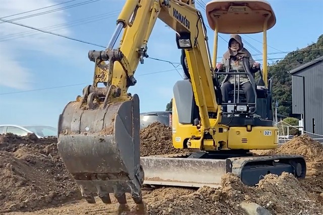 バックホーを乗りこなす姿がYouTubeで話題に（YouTube「ひろちゃん農園」よりスクリーンショット）