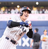 WBC強化試合・阪神戦　3回、3ランを放ち笑顔で三塁を蹴る大谷翔平は「ペッパーミル・パフォーマンス」を披露＝3月6日撮影