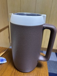 自宅に置いたクールピッチャー＝「こんでんえいねんしざいほう」さんのX（@hiroju5555）より