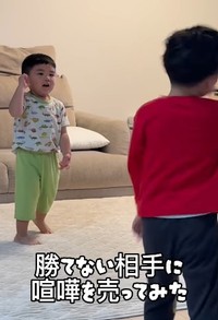「バーンッ！」と兄を撃つ弟！（提供：@kuseboy_dailyさん）