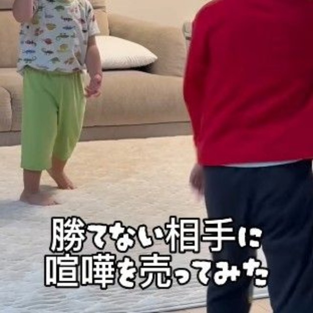 「バーンッ！」と兄を撃つ弟！（提供：@kuseboy_dailyさん）