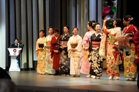 大阪万博のパレスチナのナショナルデーにあわせたファッションショーのリハーサルの様子。左奥が山本真希さん=2025年6月1日、大阪市、荒ちひろ撮影