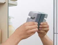 汚れが落ちにくい鏡などは、鏡を磨く研磨シートを使って磨いて乾燥。さらに水あかがつきにくくなるよう、スキージーやワイプを使うのも良いそうです