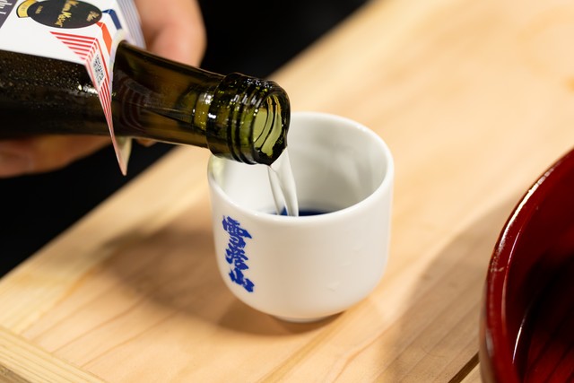 キリっと冷えたボトルから注がれる至極の一杯