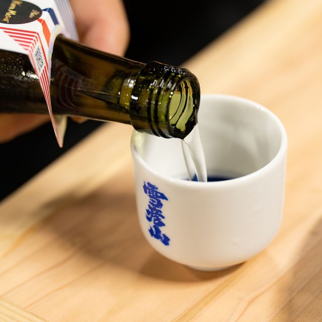キリっと冷えたボトルから注がれる至極の一杯