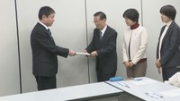 池田知事宛ての要請書を土木部長に手渡す共産党の香川県議会議員ら