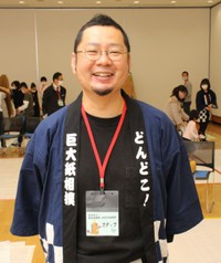 巨大紙相撲のイベントを開く土谷享さん