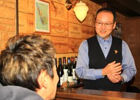 「僕自身、母子家庭だったんです。サポートの場所になれればと思って」。まいど子でもカードの加盟への思いを語るワインバー「RYTHME」のシニアソムリエ・山東靖さん。