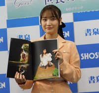 写真集発売イベントを行った世良ののか＝東京・神保町の書泉グランデ