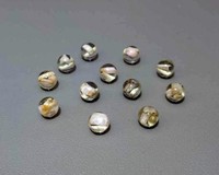 遺骨を樹脂コーティングした「虹守核」。コーティングは、全て手作業