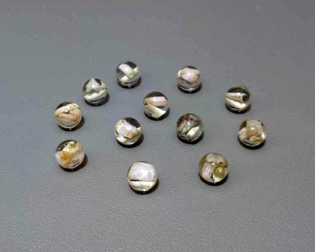 遺骨を樹脂コーティングした「虹守核」。コーティングは、全て手作業