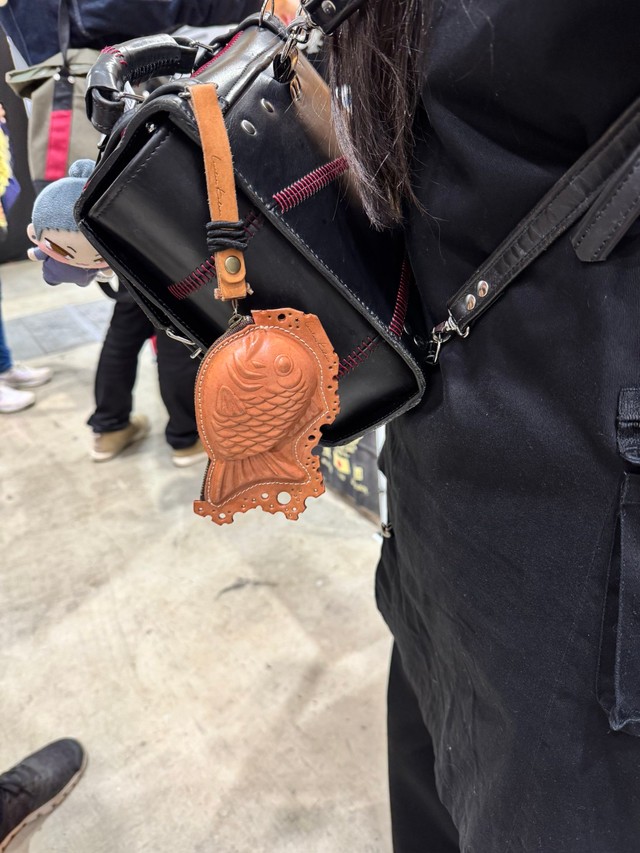 実際に「革たい焼き」を携帯すると…（提供：Leather Kakeiさん）