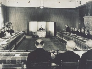 1946年（昭和21年）10月29日、帝国議会において修正を加えた帝国憲法改正案を可決した枢密院会議の写真。