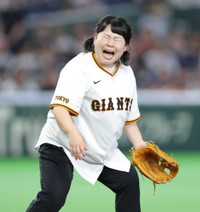 始球式がうまくいかず、悔しがるニッチェの近藤くみこ