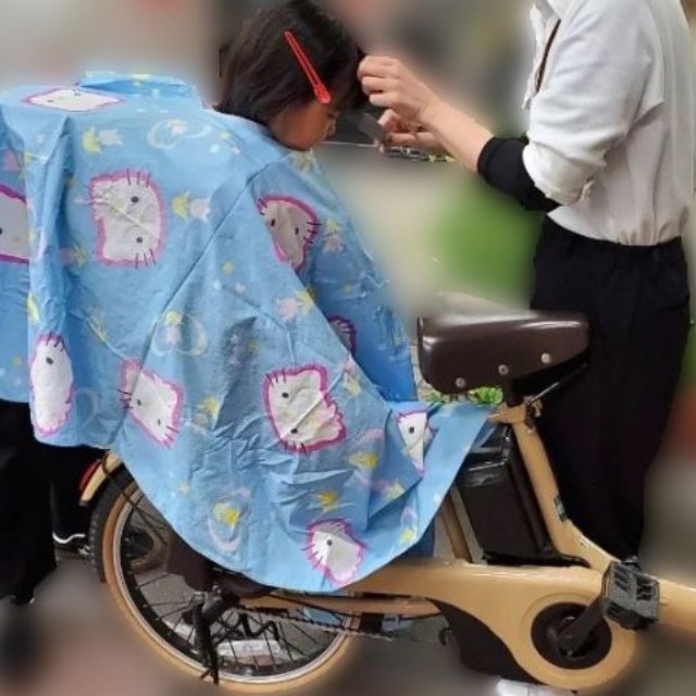 お店の前でカット!?　（投稿者提供）