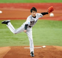 始球式を行った佐藤隆太＝2015年3月撮影、京セラドーム