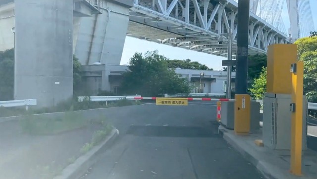 下側のゲートも「一般車両進入禁止」特別感がありますね！／歩鉄の達人さん（@hotetunotatujin）提供