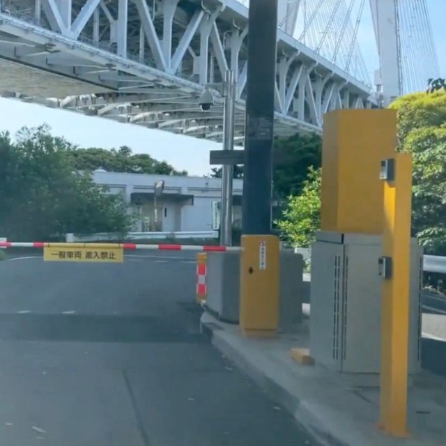 下側のゲートも「一般車両進入禁止」特別感がありますね！／歩鉄の達人さん（@hotetunotatujin）提供