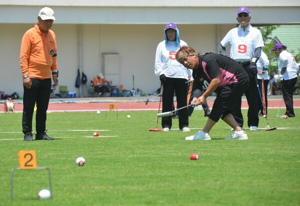 ボールを打つ「和」の若手選手。ゲートボールの戦略性が、若い世代からも支持を得ている（京都府京丹波町・府立丹波自然運動公園）