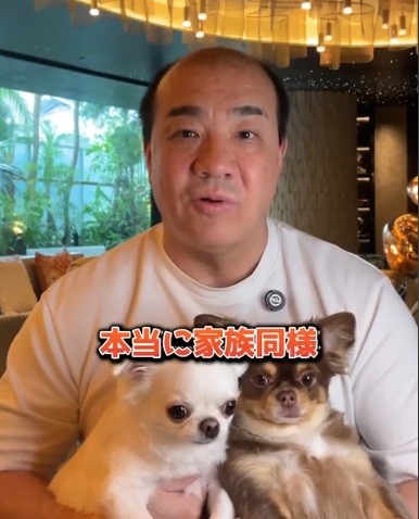 愛犬2匹を抱いてTikTokに登場した西村社長