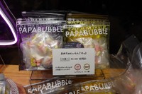 「あめおばちゃん」が配ったキャンディは店頭でも販売中