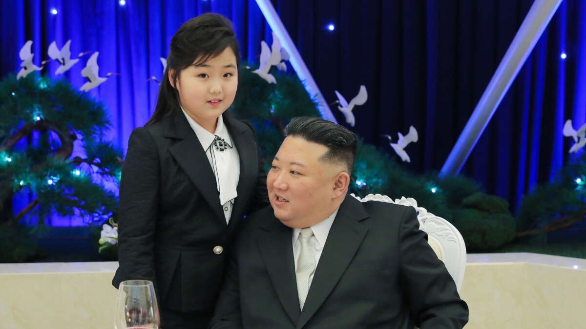 レア新品 北朝鮮金正恩委員長と李雪主北朝鮮第一夫人マグカップ