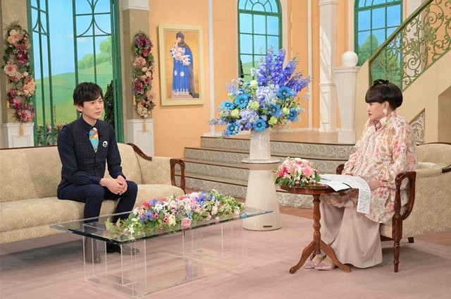 黒柳徹子さん（右）とトークを展開する片岡信和さん