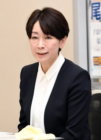 国会内で会見する山尾志桜里元衆院議員＝2025年6月10日