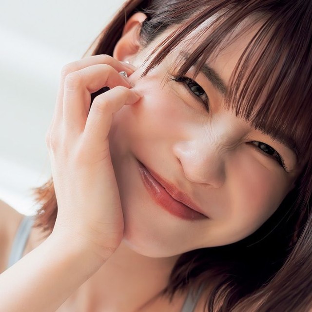 岸明日香（撮影／唐木貴央 ヘアメイク/徳永舞　スタイリング/菊地文子）