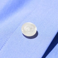 ボタン付けは片手でも開閉しやすくなる千鳥掛けを採用。（提供写真）