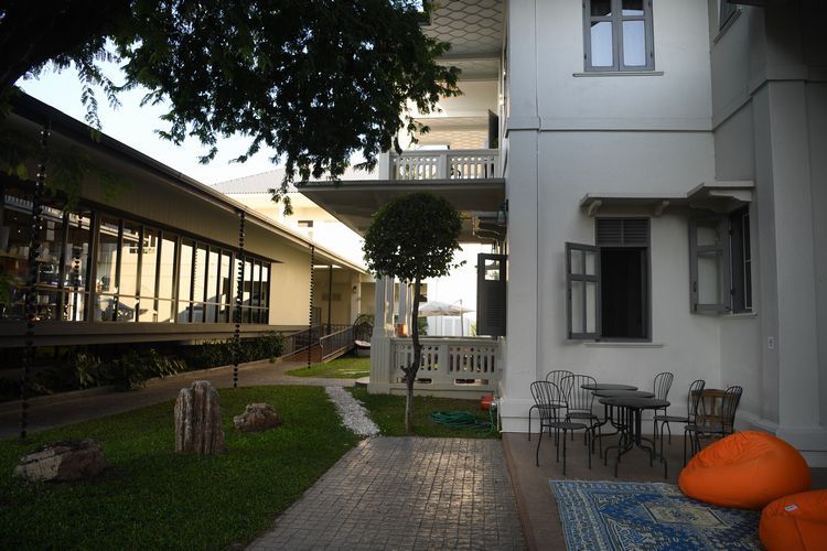 タイ北部の古都チェンマイにあるコリビング施設「Alt_PingRiver」。右と奥の建物が居住スペース、左がコワーキングスペースで、中央がくつろぐ広場になっている