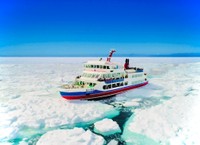 網走流氷観光砕氷船おーろら（網走市観光課提供）