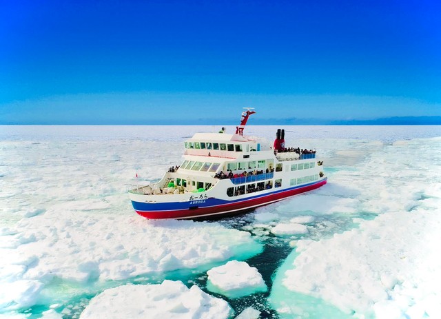 網走流氷観光砕氷船おーろら（網走市観光課提供）