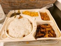 魯肉飯に付け合わせもたっぷり（すどさん提供）